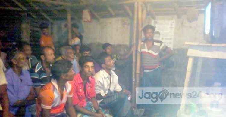 চায়ের দোকানে ক্রিকেট উন্মাদনা