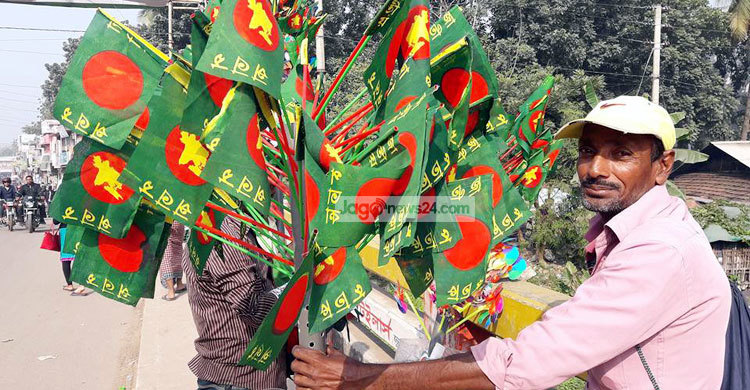 ভালো লাগে তাই লাল-সবুজ পতাকা বিক্রি করি