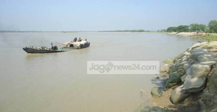 ইছামতি নদীতে বালু উত্তোলনে ঝুঁকিতে বাঁধ