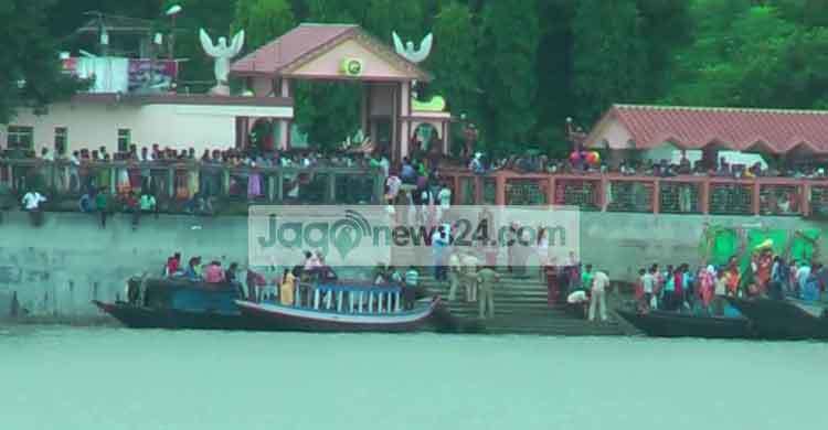 সীমানা পেরিয়ে উৎসবে মেতেছে দুই বাংলা