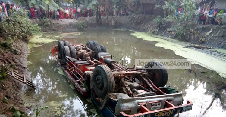 সাতক্ষীরায় ট্রাক উল্টে নিহত ২