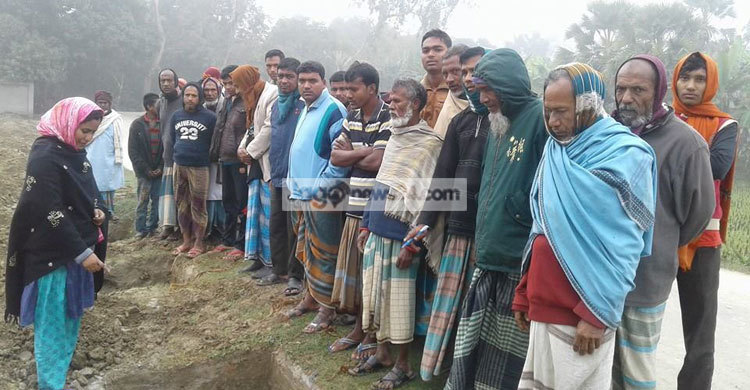 রাস্তা দখল করে কলেজের প্রাচীর নির্মাণ