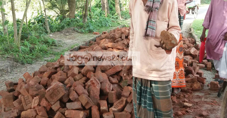 তালায় নিম্নমানের ইট দিয়ে চলছে রাস্তা নির্মাণ