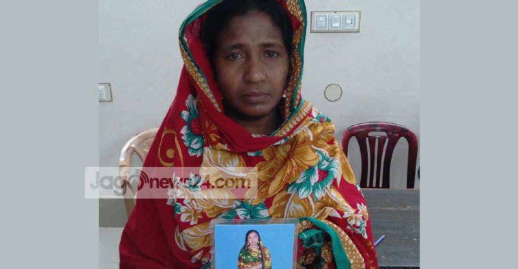 মেয়েকে বাঁচাতে মানুষের হাতে পায়ে ধরছেন মা