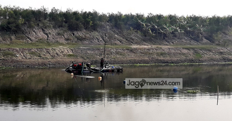 কপোতাক্ষ নদে চলছে অবৈধভাবে বালু উত্তোলন