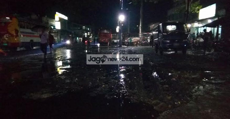 বৃষ্টিতে কাদায় দুর্ভোগে সাতক্ষীরাবাসী