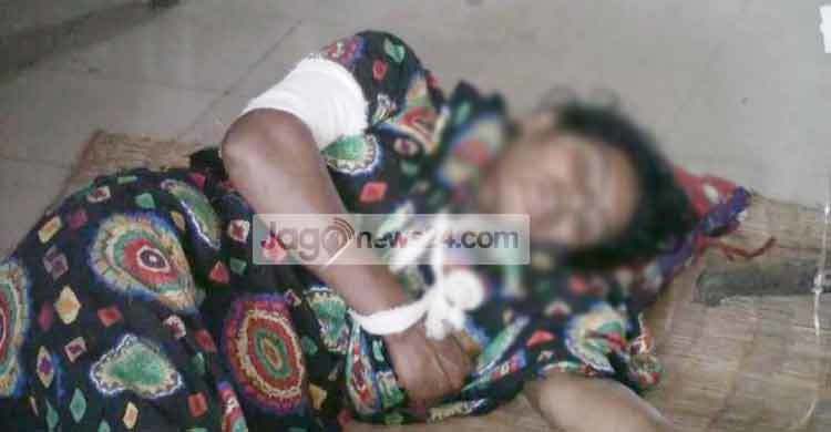 ঘরে ঢুকে প্রবাসীর স্ত্রীকে কুপিয়ে জখম