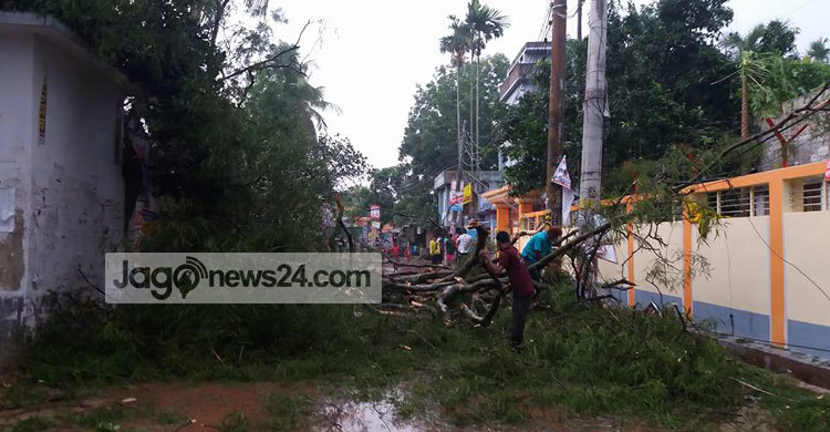 হঠাৎ কালবৈশাখীতে এলোমেলো সাতক্ষীরা