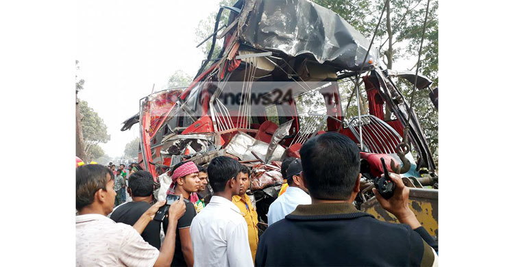 সিরাজগঞ্জে বাস-ট্রাক সংঘর্ষে নিহত ৫