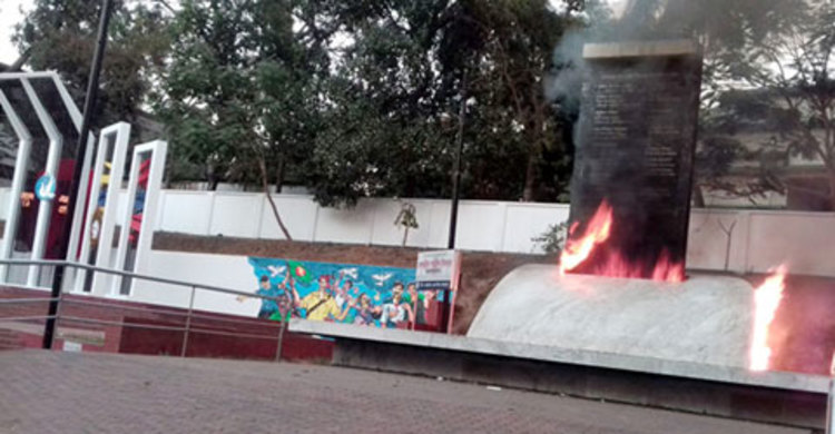 কক্সবাজারে শহীদ স্মৃতিস্তম্ভে আগুন