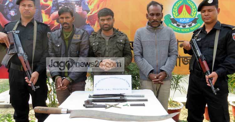 সিরাজগঞ্জে অস্ত্রসহ তিন ডাকাত গ্রেফতার