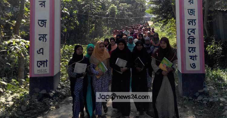 কলেজের তালা খুলে দিলেন সেই আ.লীগ নেতা