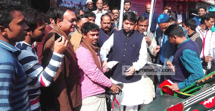 হতদরিদ্রদের মধ্যে রিকশা-ভ্যান ও শীতবস্ত্র বিতরণ