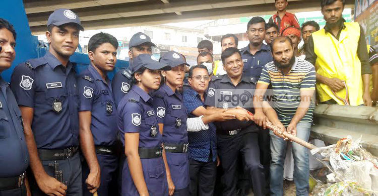 শ্রীপুরে পুলিশের পরিচ্ছন্নতা অভিযান