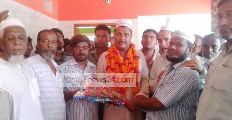 তালাবাসীর পক্ষ থেকে সাংবাদিক নজরুল ইসলামকে ফুলেল শুভেচ্ছা