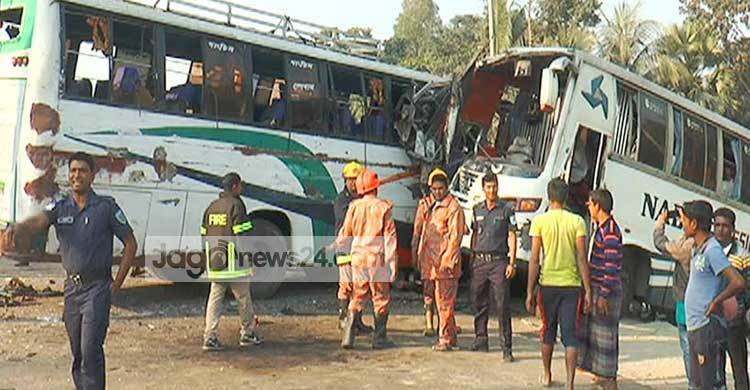টাঙ্গাইলে দুটি বাস ও পিকআপের ত্রিমুখী সংঘর্ষে আহত ৩০