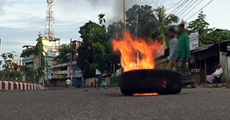 শ্রীপুরে ডিবি পুলিশকে আটকে রেখেছে বিক্ষুব্ধ জনতা 