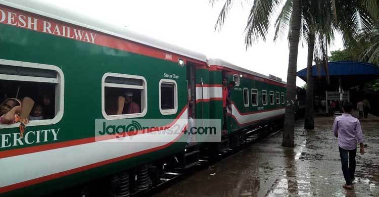 অল্পের জন্য দুর্ঘটনা থেকে রক্ষা পেল তিস্তা এক্সপ্রেস