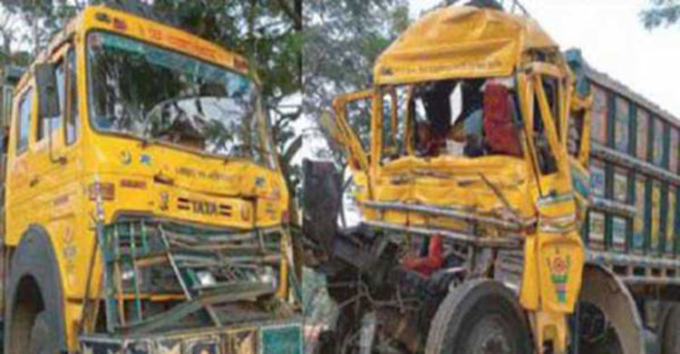 বগুড়ায় দুই ট্রাকের মুখোমুখি সংঘর্ষে চালক নিহত