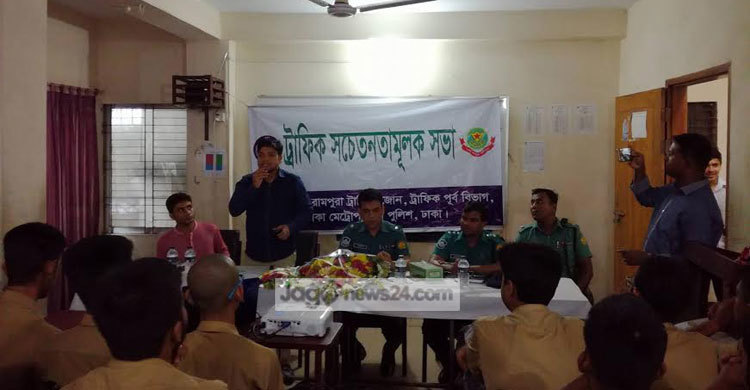 ট্রাফিক সচেতনতায় ভিডিও চিত্র দেখাল পুলিশ