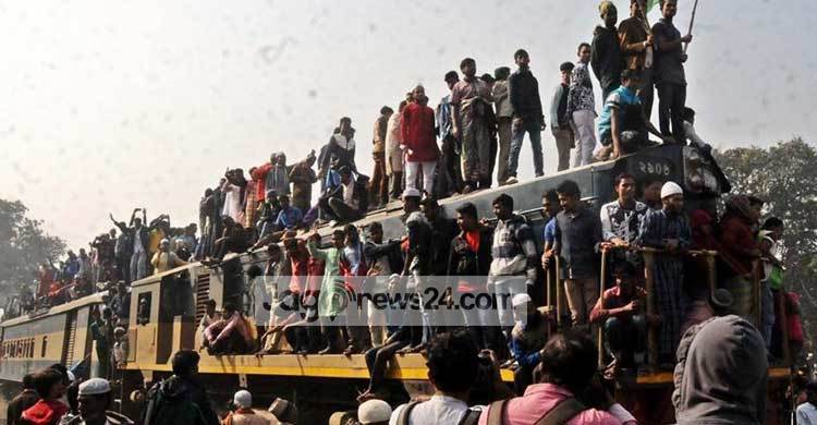 ট্রেনে ইজতেমাগামী মানুষের ভিড়