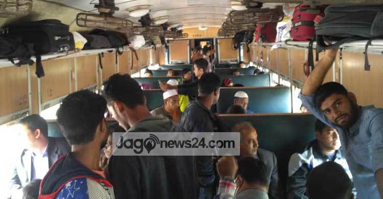 পূর্বাঞ্চল রেলপথে টিকিট চেকারদের দৌরাত্ম্য