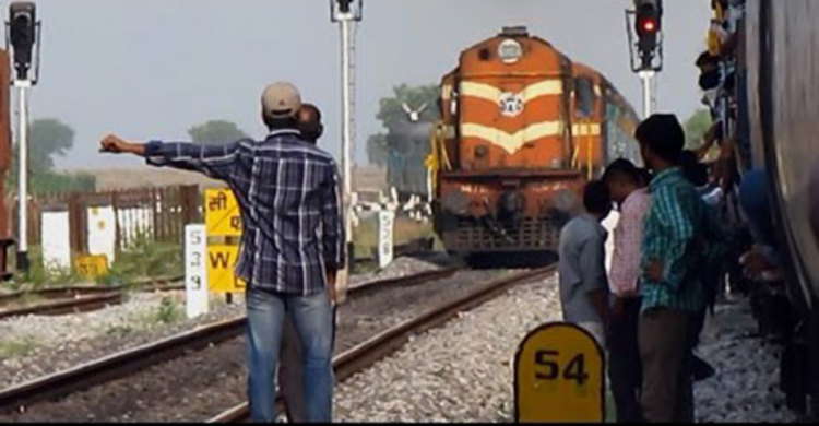 চালকের ওপর হামলা চালিয়ে মালবাহী ট্রেন থেকে তেল লুট