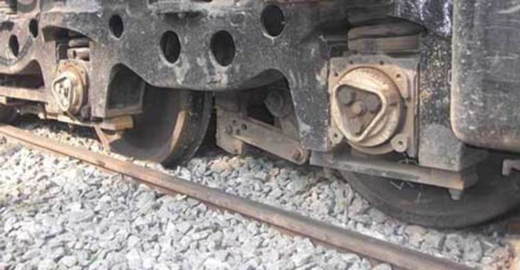 আজমপুরে ট্রেনের ইঞ্জিন লাইনচ্যুত