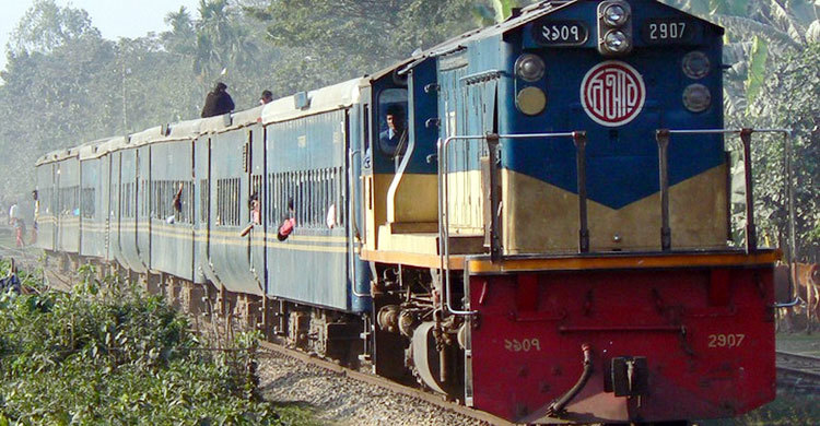 রাজবাড়ীতে ট্রেন লাই‌নে অবরোধ