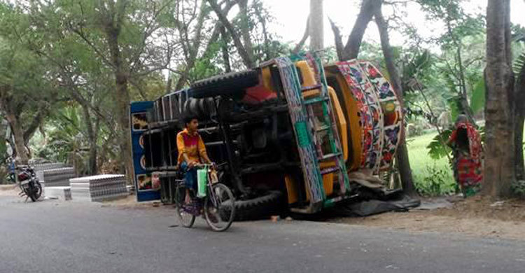 সাতক্ষীরায় ট্রাকচাপায় যুবক নিহত