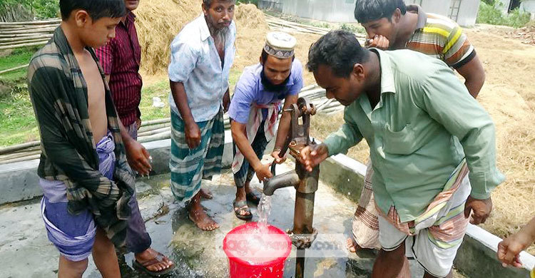 টিউবওয়েল চাপলেই বের হচ্ছে গরম পানি