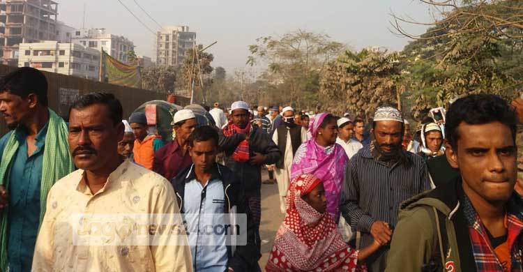 তুরাগ তীরে ছুটছে মানুষ