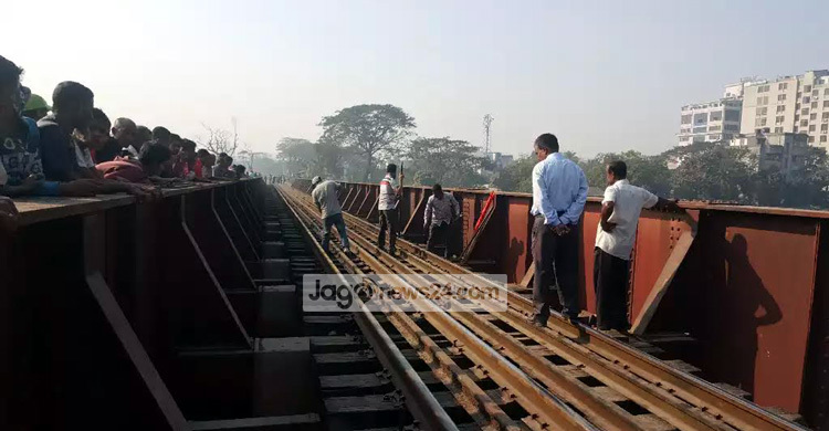 গাজীপুরে পুড়ে গেছে রেললাইনের স্লিপার