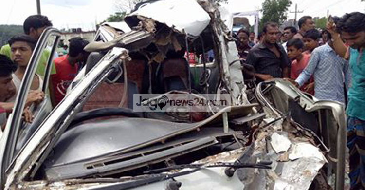 ট্রাকের পেছনে মাইক্রোবাসের ধাক্কায় নিহত ৩