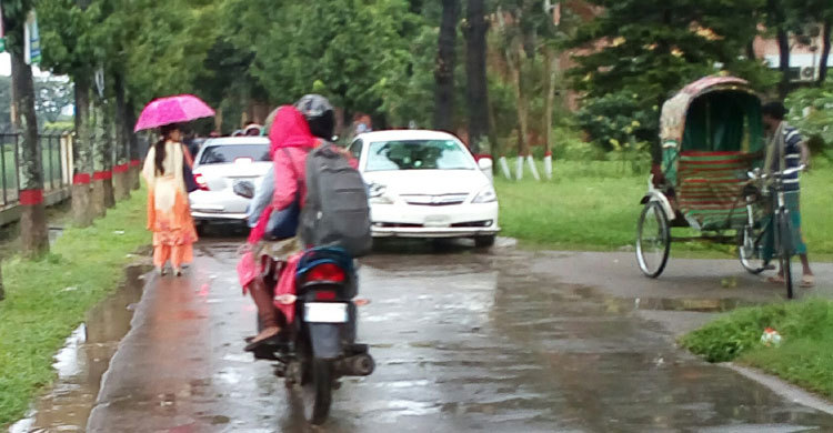 ক্যাম্পাসে বহিরাগত যানবাহন চলাচলে অতিষ্ঠ শেকৃবি শিক্ষার্থীরা