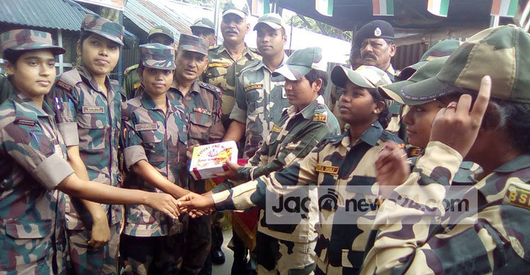 দিনাজপুরে বিজিবিকে মিষ্টি উপহার বিএসএফ’র