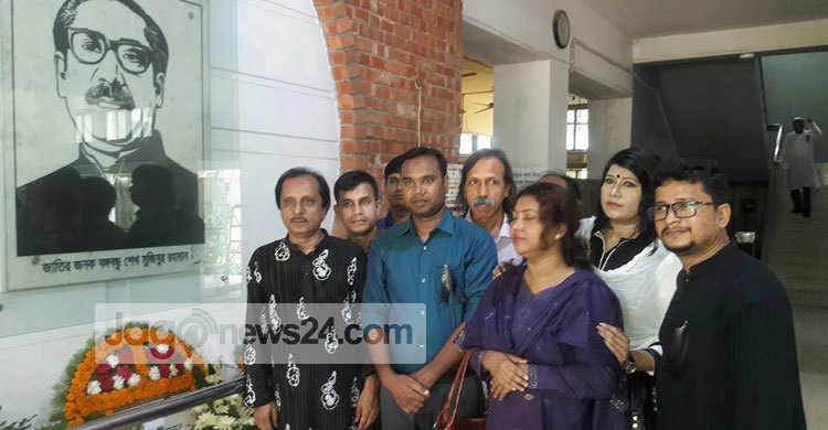 জাতির পিতার প্রতিকৃতিতে ডিএসইসির শ্রদ্ধা