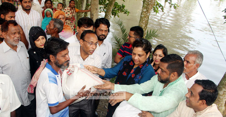 চরভদ্রাসনে বানভাসিদের মাঝে ত্রাণ বিতরণ