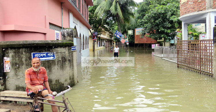 ঘরে ঘরে পানি