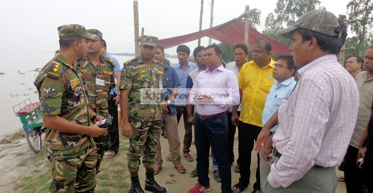 গাইবান্ধায় বাঁধ রক্ষায় কাজ করছে সেনাবাহিনী
