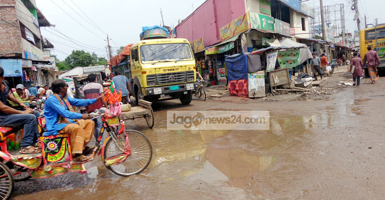 ঢাকা-রংপুর মহাসড়কে গাড়ি চলে দুলে দুলে