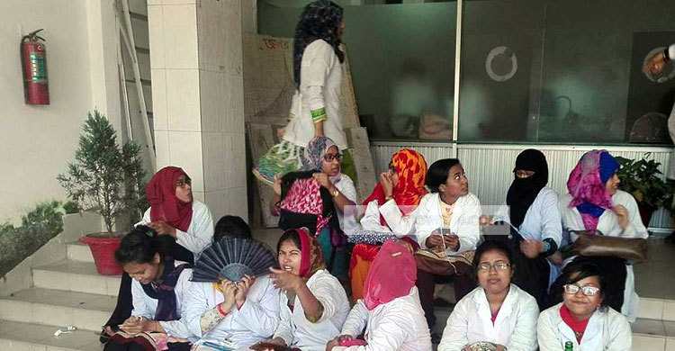 গাজীপুরে মেডিকেল শিক্ষার্থীদের ক্লাস বর্জন, প্রধান ফটকে তালা