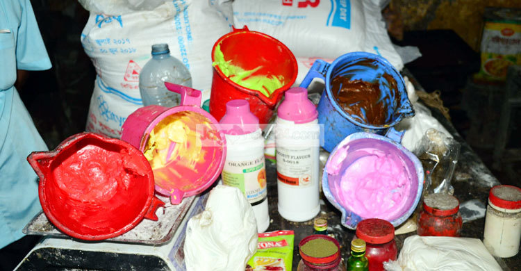 কাপড়ের ক্ষতিকর রঙ দিয়ে বেকারির পণ্য উৎপাদন