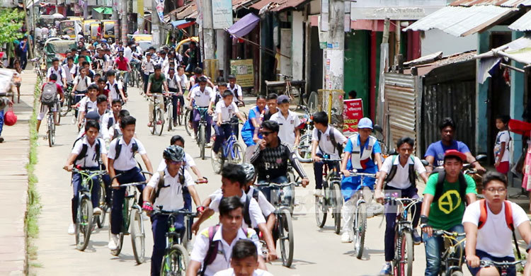 শিক্ষার্থীদের ১০ কিলোমিটারের দীর্ঘ শোভাযাত্রা