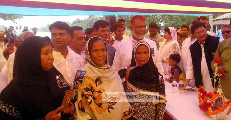 ৬ ইউপি সদস্যসহ শতাধিক বিএনপি নেতাকর্মীর আ.লীগে যোগদান