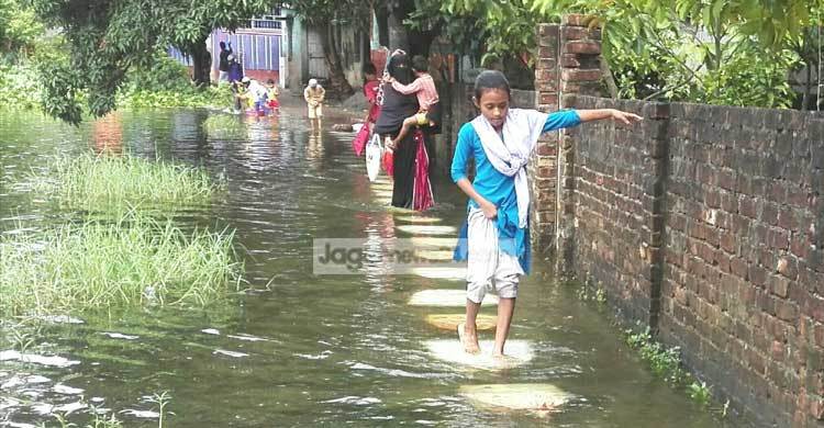 আরেকটু বৃষ্টি হলেই ঘরে ঢুকবে পানি