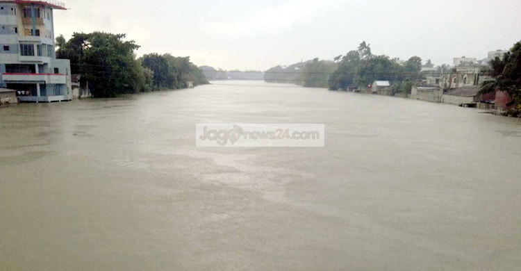 নওগাঁয় বন্যার সঙ্গে ‘খাড়ার ঘা’ বৃষ্টি