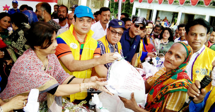 দুস্থদের মাঝে ত্রাণ বিতরণ করলেন তারানা হালিম