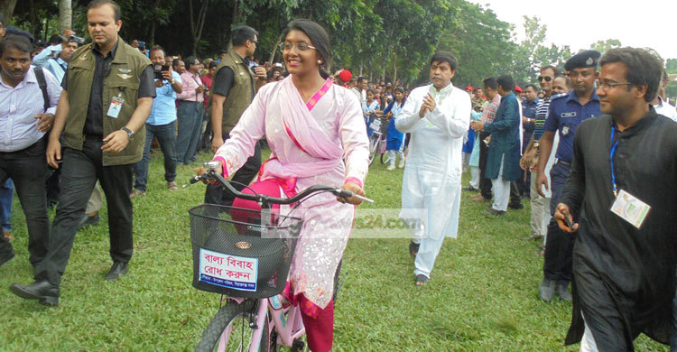 ছাত্রীদের মাঝে বাইসাইকেল বিতরণ কার্যক্রমে প্রধানমন্ত্রীর নাতনি