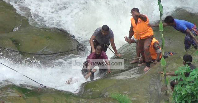 ঈদের নামাজ শেষে ঝর্ণায় গোসলে গিয়ে না ফেরার দেশে স্কুলছাত্র